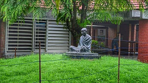 गांधी जयंती पर ‘गोडसे अमर रहे’ ट्रेंड करता रहा और चुप रहे सरकार, संतरी और मंत्री