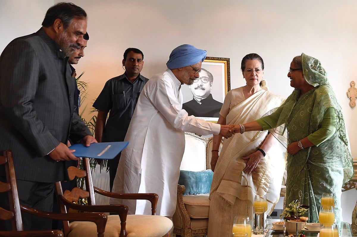 सोनिया गांधी ने स्वीकार किया बांग्लादेश आने का शेख हसीना का न्योता, गले मिलकर भावुक हुईं प्रियंका