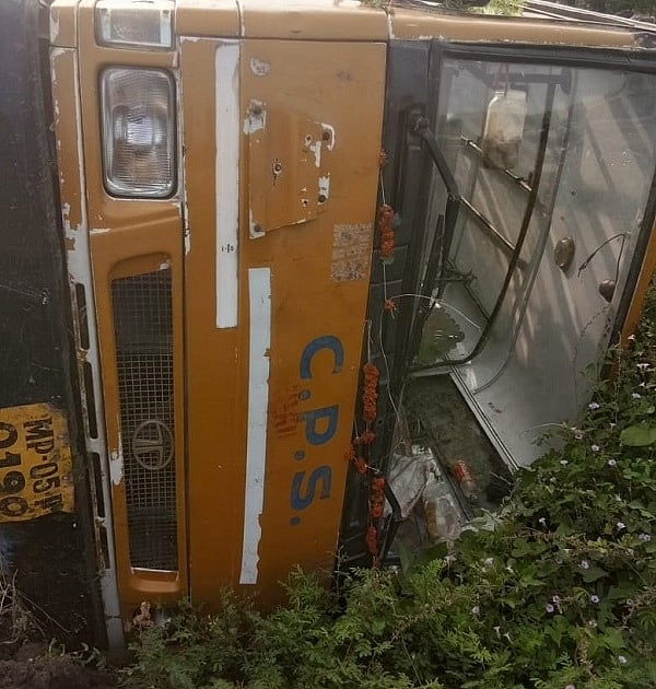 मध्य प्रदेश: होशंगाबाद में बेकाबू होकर पलटी स्कूल बस, 22 बच्चे हुए घायल