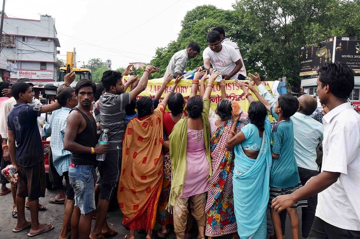 बिहार: पानी की निकासी न होने पर पटना में बाढ़ पीड़ितों का विरोध प्रदर्शन, भागलपुर में एसडीएम पर हमला 