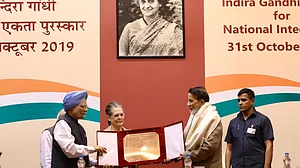 चंडी प्रसाद भट्ट को मिला ‘इंदिरा गांधी राष्ट्रीय एकता पुरस्कार, सोनिया गांधी और मनमोहन सिंह ने किया सम्मानित