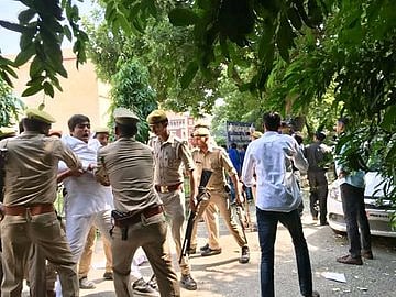 इलाहाबाद विश्वविद्यालयः छात्रसंघ की बहाली को लेकर छात्रों का हंगामा, पुलिस ने किया लाठीचार्ज, कई छात्र  घायल