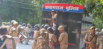 इलाहाबाद विश्वविद्यालयः छात्रसंघ की बहाली को लेकर छात्रों का हंगामा, पुलिस ने किया लाठीचार्ज, कई छात्र  घायल