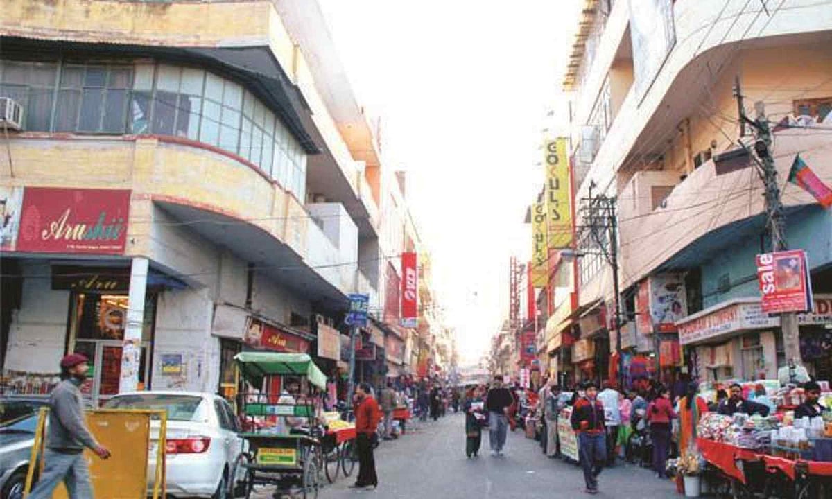 दिल्ली पर झपटमारों का राज: घर के बाहर फोन पर बात कर रहे थे मजिस्ट्रेट साहब, झपटमार ले उड़े मोबाइल