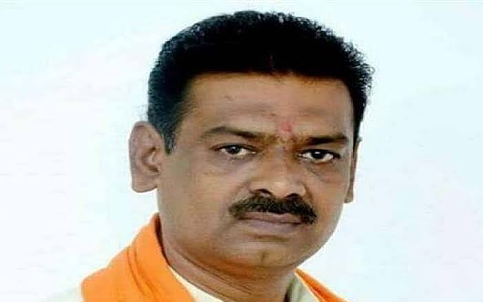 उत्तर प्रदेश: बीजेपी नेता का बेतुका बयान, कहा- धनतेरस पर बर्तनों की जगह खरीदें तलवार