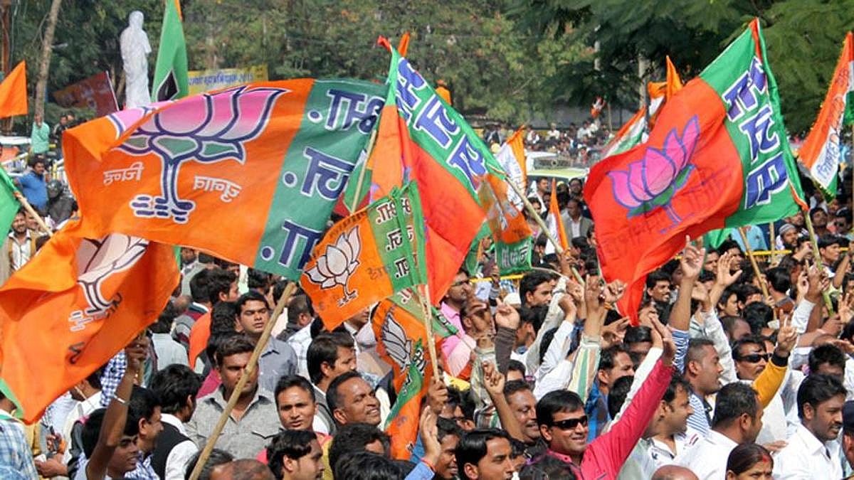 महाराष्ट्र विधानसभा चुनाव से पहले BJP में बगावत, विधायक समेत 6 पार्षदों ने छोड़ी पार्टी, रैली निकालकर किया विरोध