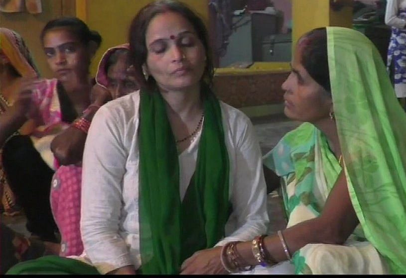 कमलेश तिवारी की पत्नी ने दी आत्मदाह की चेतावनी,  कहा- CM योगी के आने पर ही होगा अंतिम संस्कार