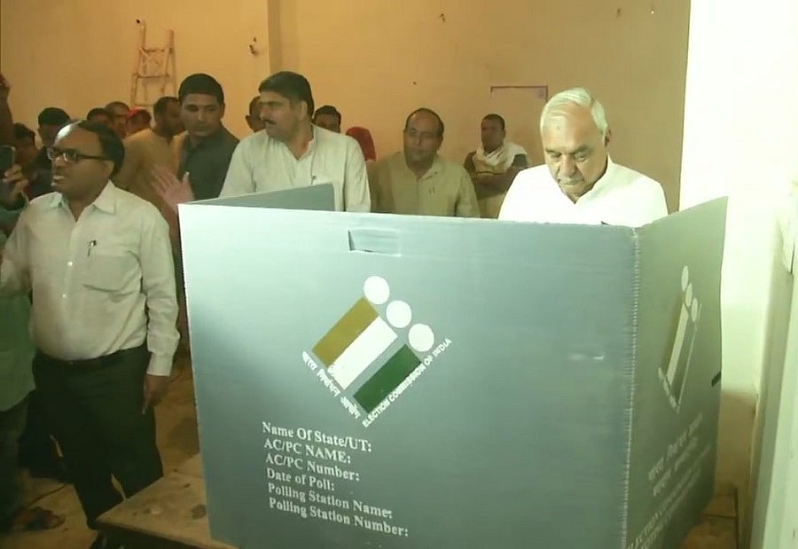 महाराष्ट्र और हरियाणा में मतदान, फिल्मी सितारों से लेकर राजनीतिक दिग्गजों ने डाले वोट, देखें तस्वीरें