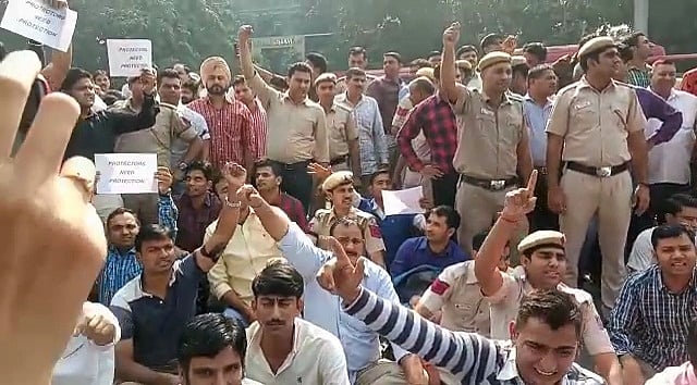 दिल्ली पुलिस मुख्यालय का घेराव : कमजोर नेतृत्व ने ‘खाक’ में मिलाई ‘खाकी’ की इज्जत! 