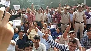 दिल्ली पुलिस मुख्यालय का घेराव : कमजोर नेतृत्व ने ‘खाक’ में मिलाई ‘खाकी’ की इज्जत!