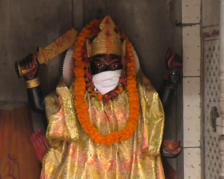 प्रदूषण से देवता भी परेशान, पीएम के निर्वाचन क्षेत्र वाराणसी में ‘भगवानों’ को पहनाए गए मास्क