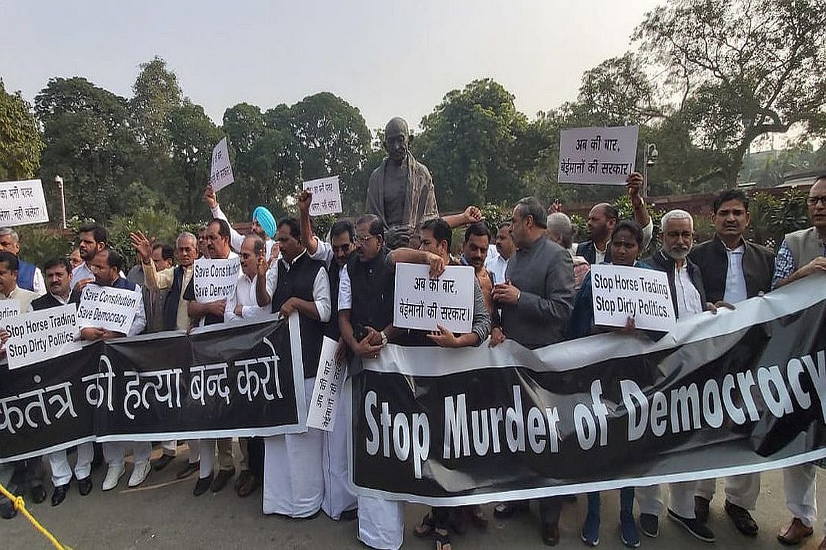 महाराष्ट्र के संदर्भ में हरिवंश राय बच्चन की कविता:  नंगा नाचे चोर बलैया, नंगा नाचे... 