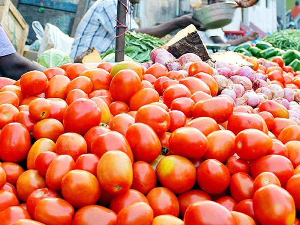 पाकिस्तान को रुला रहीं महंगी सब्जियां, 400 रूपये में मिल रहे एक किलो टमाटर