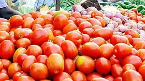 पाकिस्तान को रुला रहीं महंगी सब्जियां, 400 रूपये में मिल रहे एक किलो टमाटर