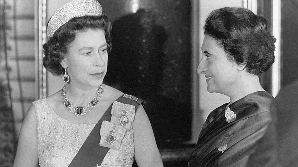 1969 में ब्रिटेन की महारानी के साथ श्रीमती इंदिरा गांधी (फोटो: Getty Images)