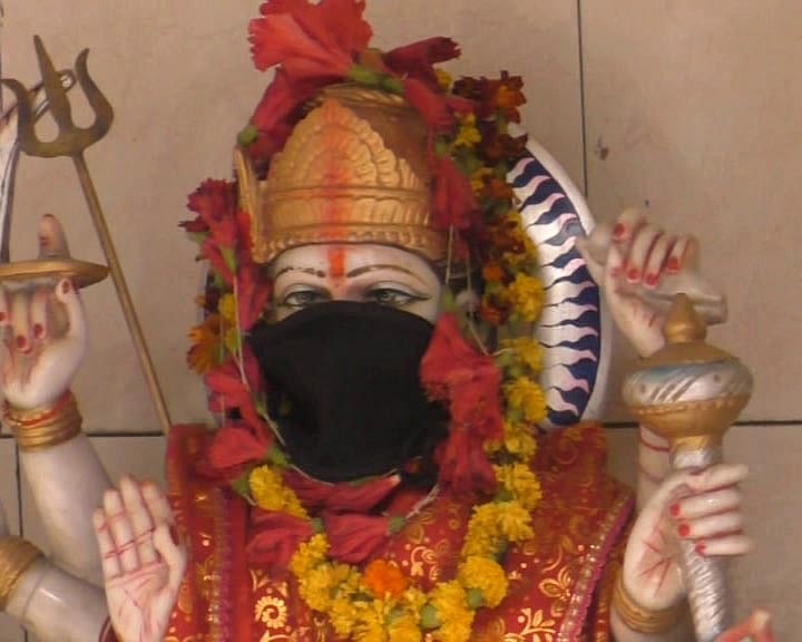 प्रदूषण से देवता भी परेशान, पीएम के निर्वाचन क्षेत्र वाराणसी में ‘भगवानों’ को पहनाए गए मास्क