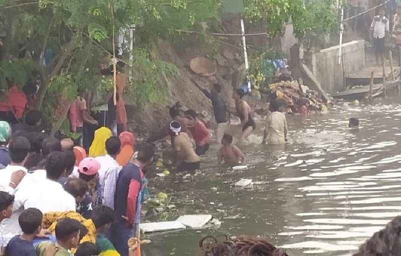 बिहार में छठ पूजा के दौरान दो हादसों में 4 लोगों की दर्दनाक मौत, कहीं मची भगदड़ तो कहीं दीवार गिरने से कोहराम