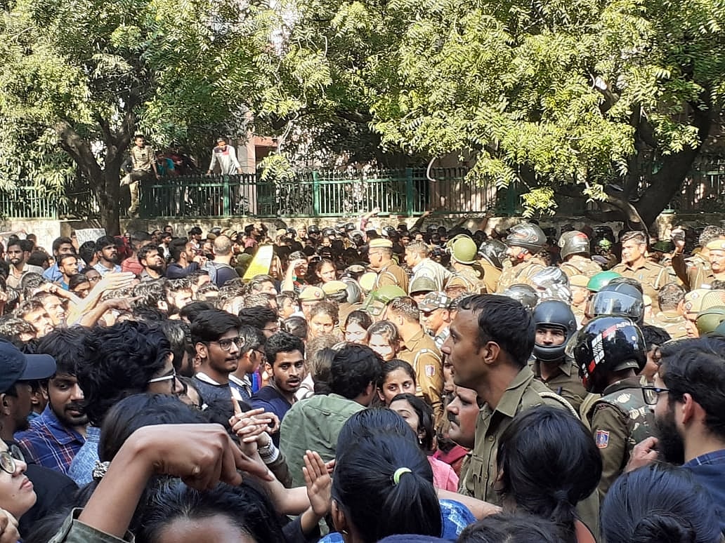 जेएनयू विवाद : चार सदस्यीय छात्र दल मांग-पत्र लेकर मानव संसाधन मंत्रालय पहुंचा