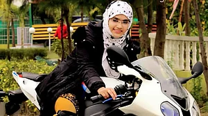 हिजाब पहनकर बुलेट चलाती है ये ‘बुरका राइडर’, बिल्कुल अलग है इनकी कहानी