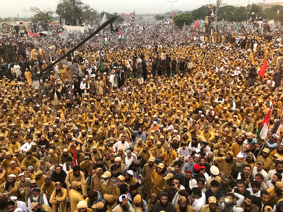 पाक पीएम को सत्ता छोड़ने का मिला अल्टीमेटम, इस्लामाबाद की सड़कों पर प्रदर्शनकारी, आफत में इमरान की जान