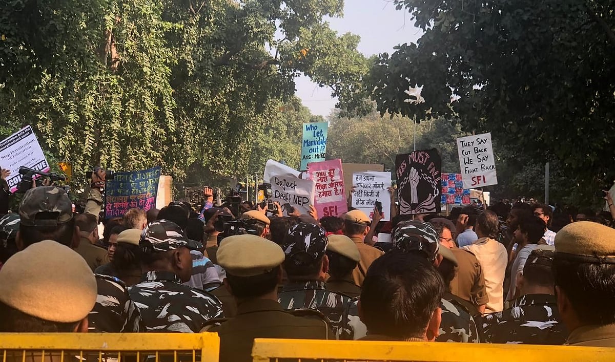 जेएनयू के छात्र फिर सड़क पर, एचआरडी मंत्रालय के बाहर विरोध प्रदर्शन  