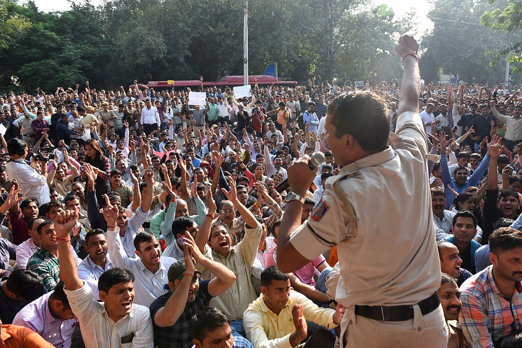 खरी-खरी: पुलिस मांगे सुरक्षा, वकील मांगे इंसाफ, देश में हर तरफ है अराजकता का राज