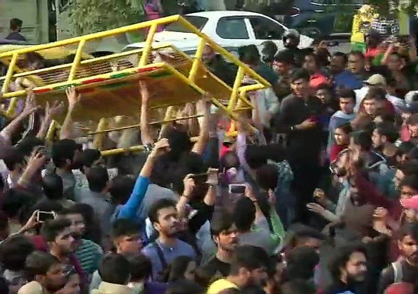 JNU में फीस को लेकर बवाल, पुलिस और प्रदर्शनकारी छात्रों में भीषण भिड़ंत, देखें वीडियो 