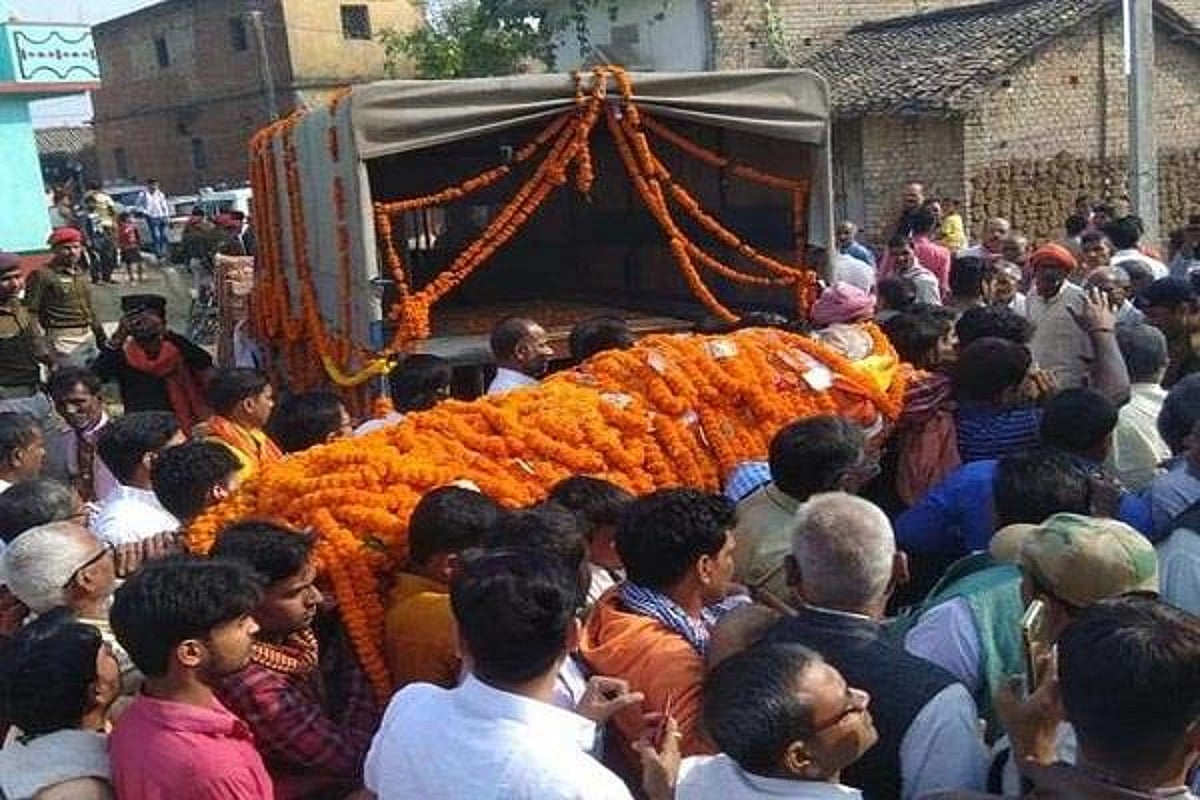 बिहार: महान गणितज्ञ वशिष्ठ नारायण पंचतत्व में विलीन, भतीजे ने दी मुखाग्नि, हजारों लोगों ने नम आंखों से दी विदाई