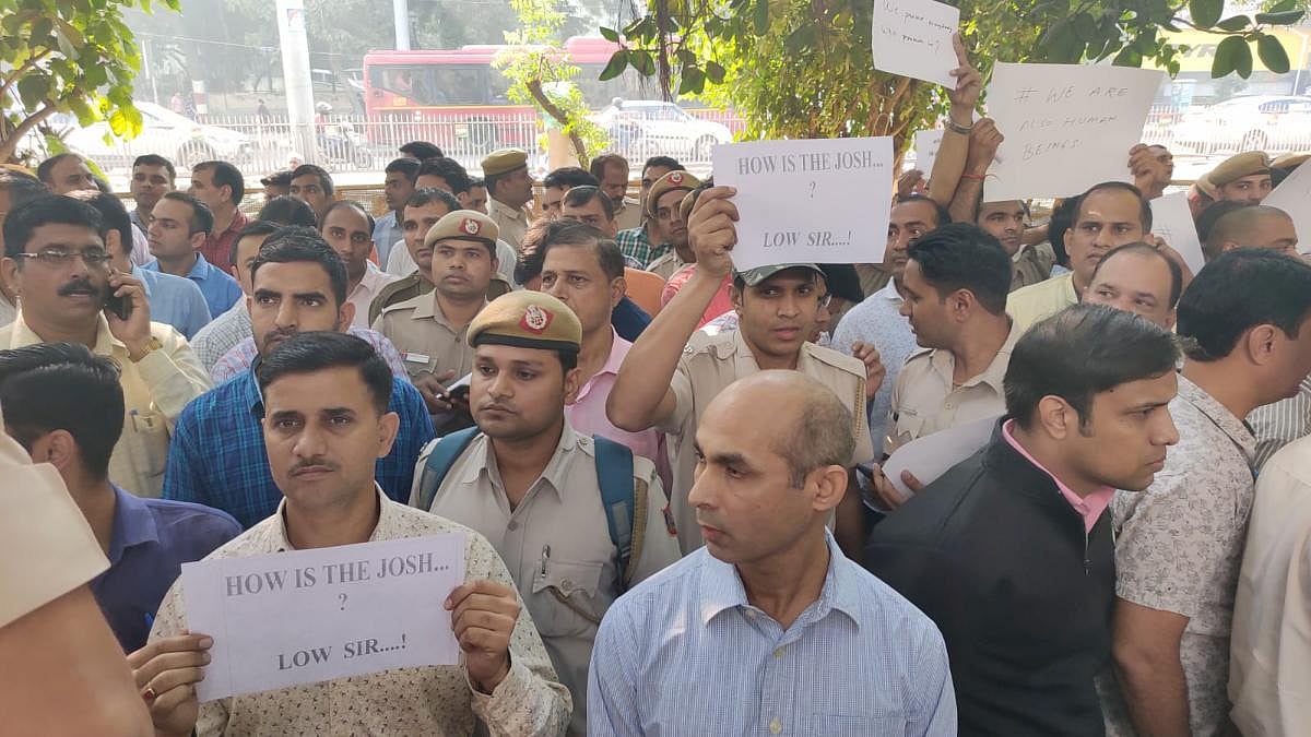 तीस हजारी हिंसा: अपनी मांगों पर अड़े पुलिस कर्मियों ने PHQ को घेरा, DCP बोले- ये परीक्षा की घड़ी, काम पर लौटें