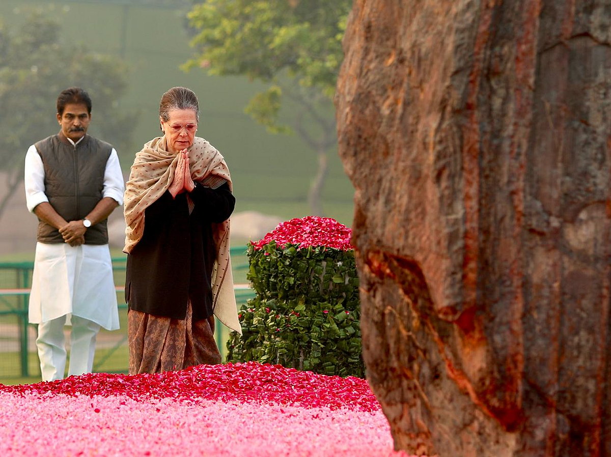 सोनिया ने इंदिरा गांधी को दी श्रद्धांजलि, राहुल बोले- सशक्त नेतृत्व और अद्भुत प्रबंधन क्षमता की धनी थीं दादी