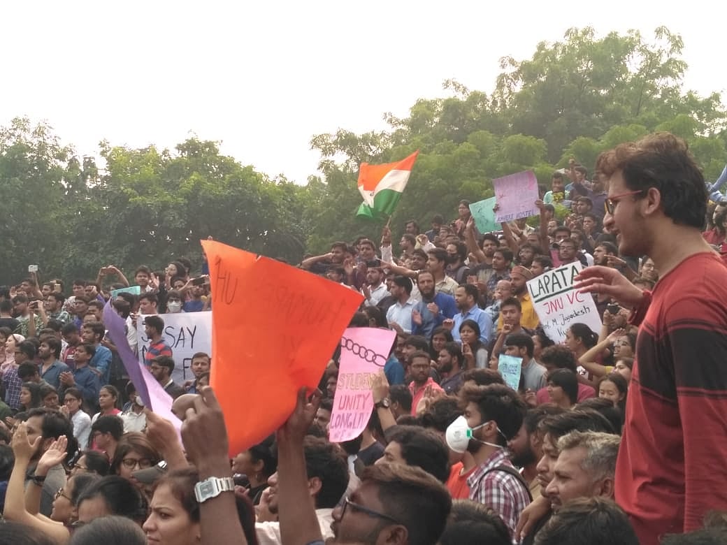 JNU में दीक्षांत समारोह के बीच हंगामा, बढ़ी हुई हॉस्टल फीस वापस लिए जाने को लेकर छात्रों का प्रदर्शन