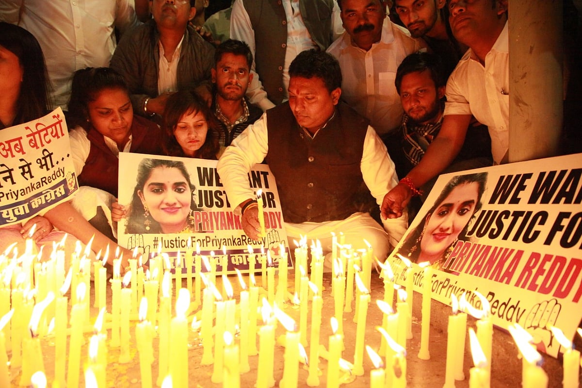 हैदराबाद गैंगरेप के खिलाफ आम लोगों से लेकर बॉलीवुड तक में उबाल, दिल्ली में सड़कों पर उतरी यूथ कांग्रेस