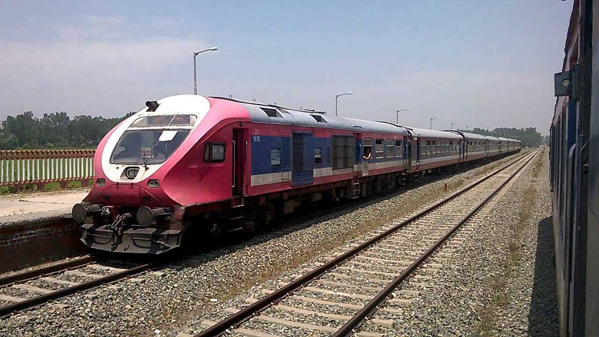 कश्मीर घाटी में आज से पटरियों पर लौटेगी ट्रेन, धारा 370 हटाने के बाद से रोक दी गई थी रेल सेवा