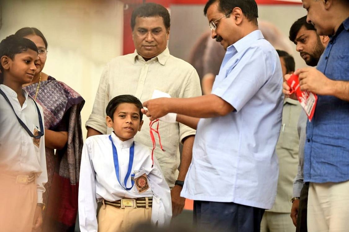 गैस चैंबर बनी दिल्ली, सीएम केजरीवाल ने स्कूलों में बांटे मास्क, कहा- पराली जलाना बंद करें पड़ोसी राज्य