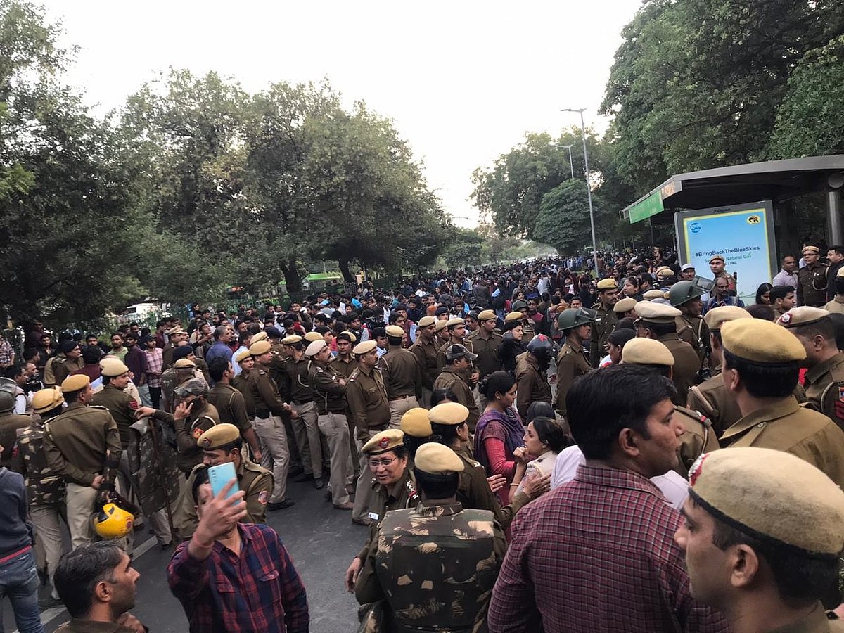 जब खुद ही जाम में फंस गई दिल्ली पुलिस, तो जनता को कैसे निकालेगी इस परेशानी से ?