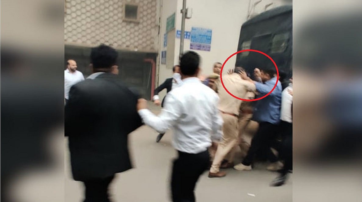 दिल्ली: तीस हजारी के बाद अब कड़कड़डूमा कोर्ट में बवाल, वकीलों ने की पुलिस कर्मी की पिटाई