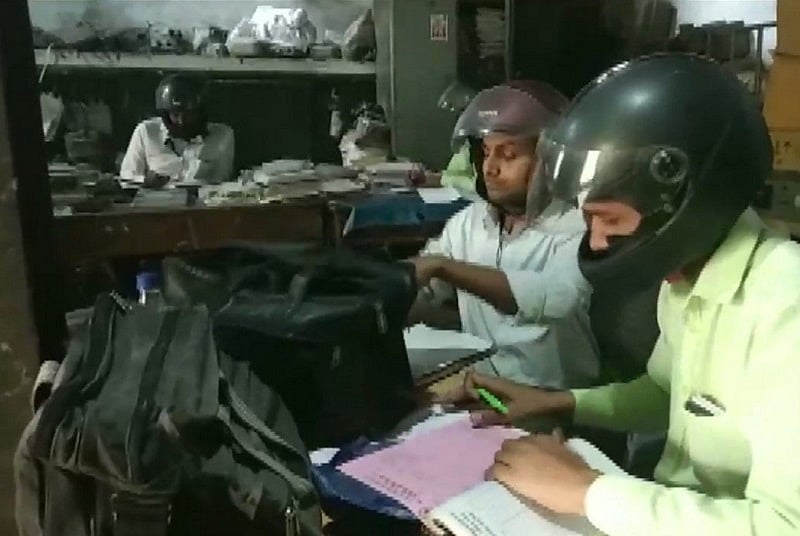 योगी राज में बांदा में बिजली विभाग के कार्मचारी दफ्तर में हेलमेट लगाकर काम करने को मजबूर, ये है वजह