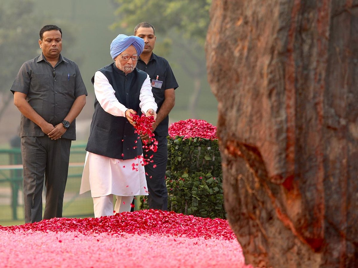 सोनिया ने इंदिरा गांधी को दी श्रद्धांजलि, राहुल बोले- सशक्त नेतृत्व और अद्भुत प्रबंधन क्षमता की धनी थीं दादी