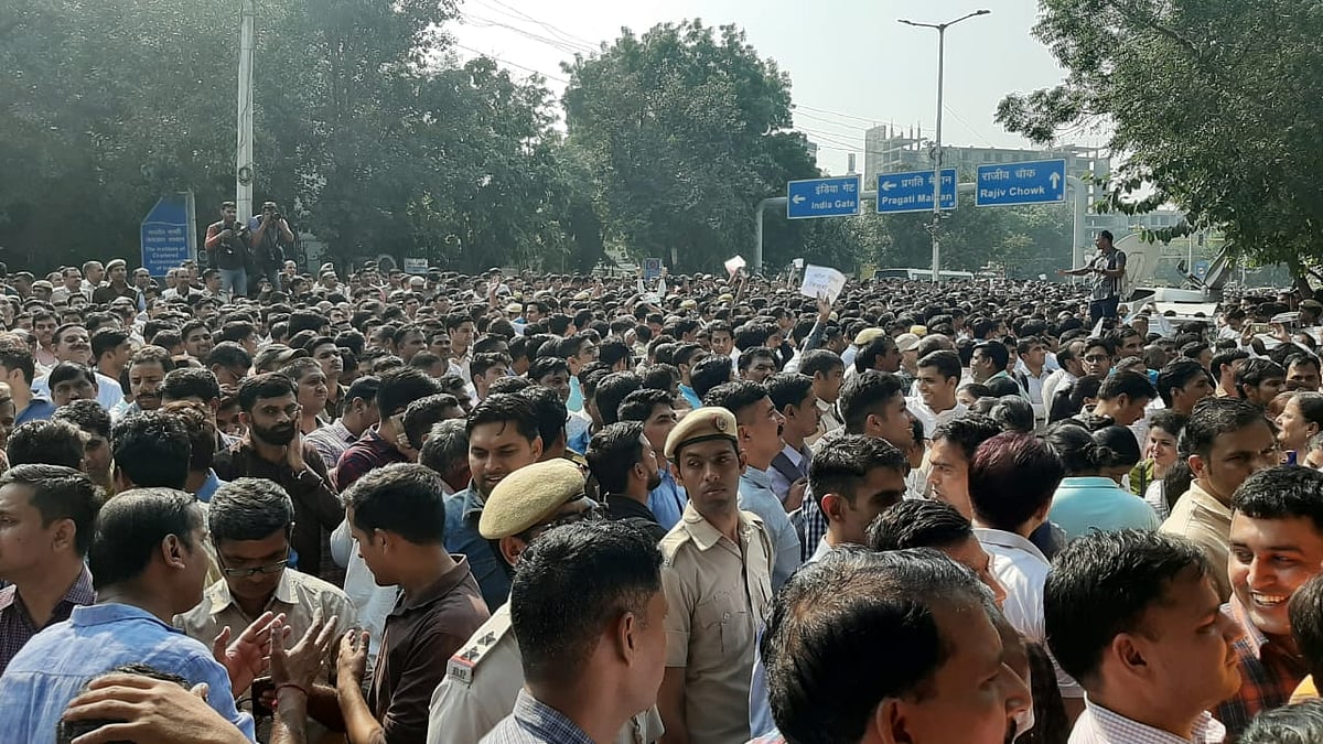 तीस हजारी हिंसा: अपनी मांगों पर अड़े पुलिस कर्मियों ने PHQ को घेरा, DCP बोले- ये परीक्षा की घड़ी,  काम पर लौटें