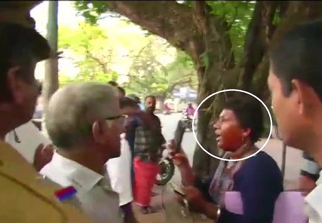 सबरीमला मंदिर में प्रवेश करने वाली महिला पर फेंका गया मिर्च पाउडर, तृप्ति देसाई ने की मंदिर में प्रवेश की तैयारी
