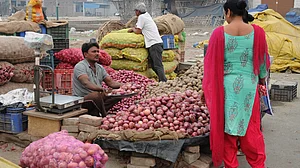 व्यापार की 5 बड़ी खबरें: कुछ और दिन रुलाएगा प्याज और भूपेश सरकार किसानों से 2500 रुपए कुंटल धान खरीदेगी