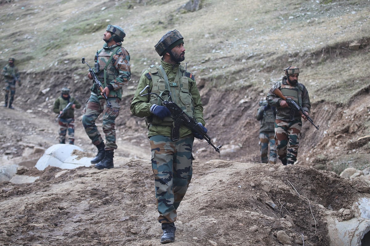 पाकिस्तानी सैनिकों ने एलओसी पार कर किया हमला, एक भारतीय जवान शहीद 