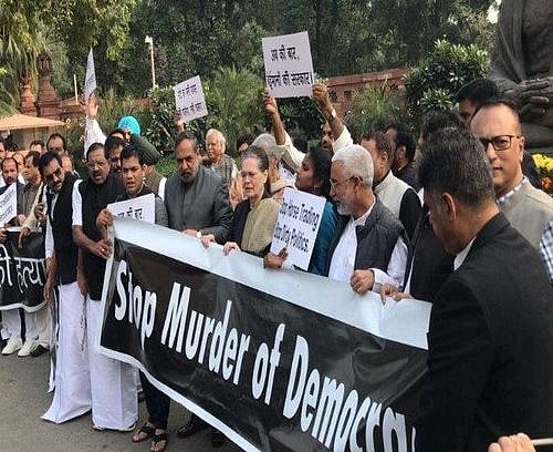 महाराष्ट्र पर संसद में कांग्रेस का प्रदर्शन, राहुल बोले- लोकतंत्र की हत्या हुई, सवाल पूछने का अब मतलब नहीं