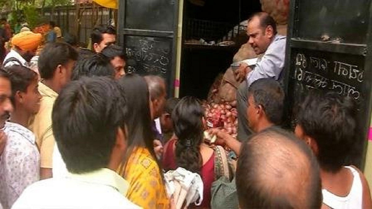 यहां मिल रहा सिर्फ 22 रुपए किलो प्याज, लेकिन करना होगा घंटों इंतजार, सरकारी कर्मचारी काम छोड़ लग रहे कतार में
