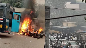 दिल्लीः कोर्ट परिसर में ही कानून के दो रखवालों में खूनी बवाल, वकीलों-पुलिस में जमकर मारपीट, फायरिंग, आगजनी