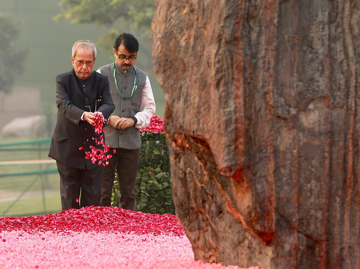 सोनिया ने इंदिरा गांधी को दी श्रद्धांजलि, राहुल बोले- सशक्त नेतृत्व और अद्भुत प्रबंधन क्षमता की धनी थीं दादी