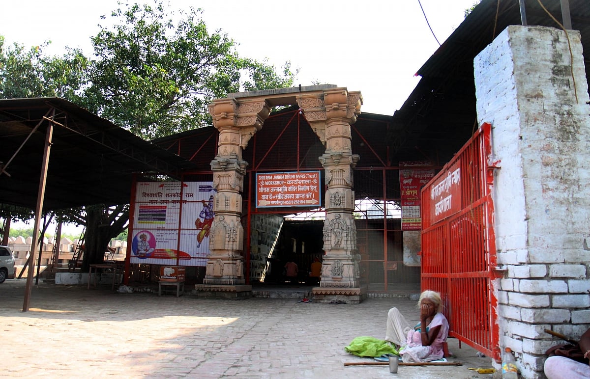 अयोध्या में पत्थर तराशने का काम रुकने पर वीएचपी की सफाई, एक सप्ताह में फिर से शुरु होगा काम