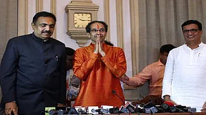 पहली कैबिनेट बैठक में उद्धव सरकार का फैसला- सभी योजनाओं की समीक्षा के बाद किसानों के लिए होगा बड़ा ऐलान