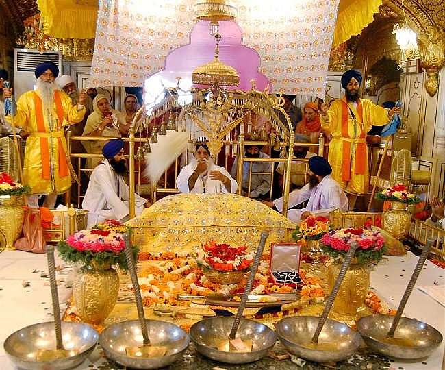 देश में गुरु पर्व की धूम, मनाई जा रही है गुरु नानक जयंती, कार्तिक पूर्णिमा पर लोगों ने लगाई आस्था की डुबकी