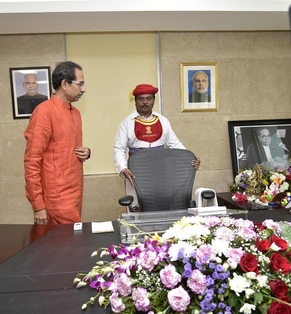उद्धव ठाकरे ने संभाला CM पद का कार्यभार, विधानसभा में कल हो सकता है फ्लोर टेस्ट  